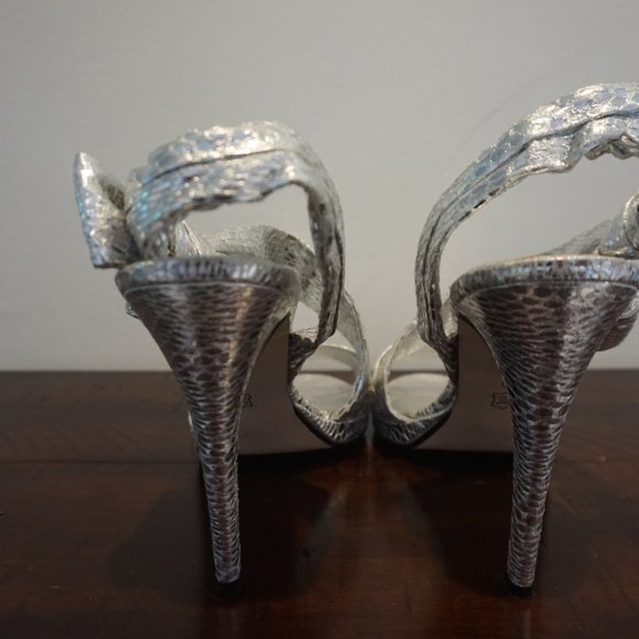 Silver Heels - Picture 3 of 3